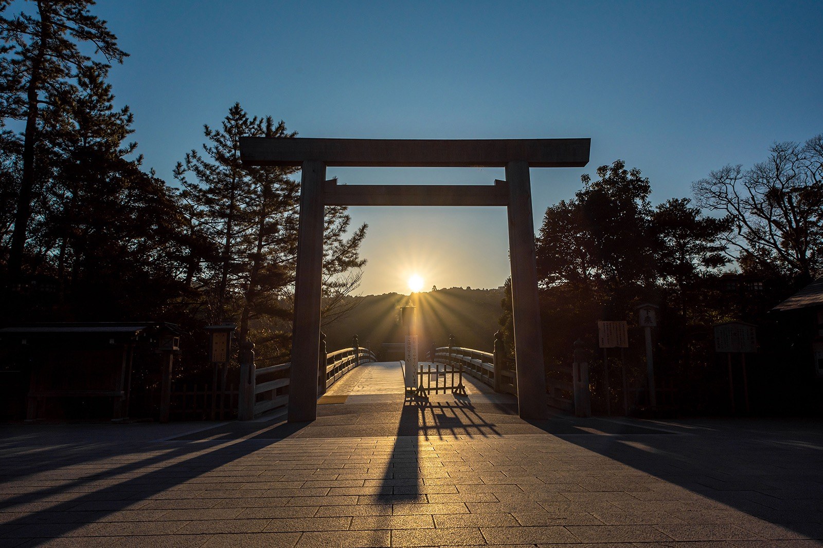 朝日に照らされる伊勢神宮の宇治橋と鳥居